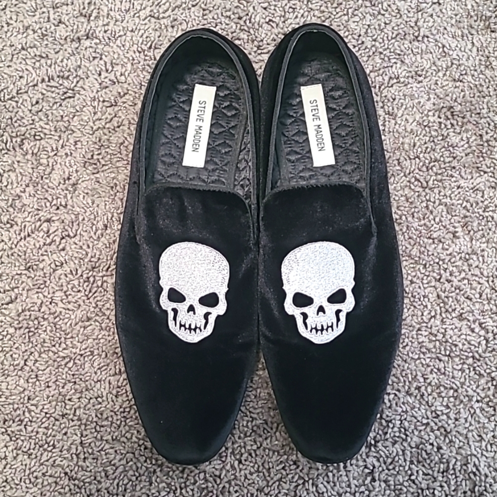 Steve madden size 12 velvet loafers with skull